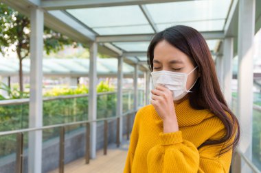 Asyalı kadın hasta hissediyorum