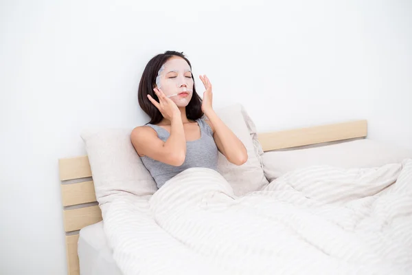 Mujer teniendo tratamiento mascarilla facial — Foto de Stock