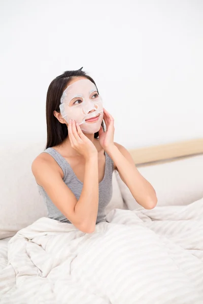 Vrouw met gezichtsmasker behandeling — Stockfoto