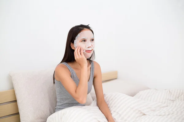 Wanita yang melakukan perawatan topeng wajah — Stok Foto