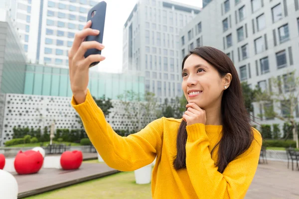 女性の携帯電話で selfie を取る — ストック写真