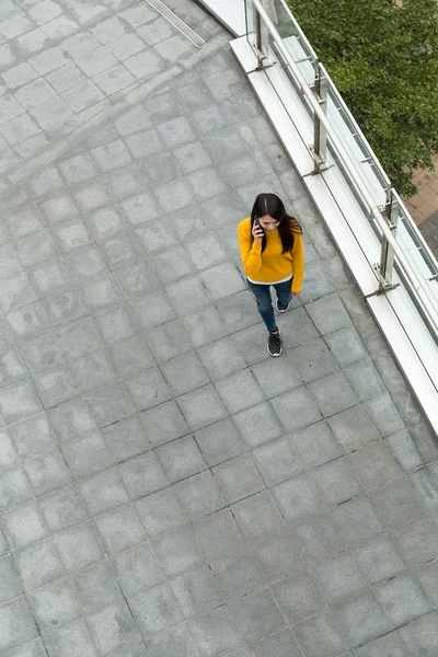Γυναίκα που περπατά στο δρόμο και να μιλήσετε με το κινητό τηλέφωνο — Φωτογραφία Αρχείου