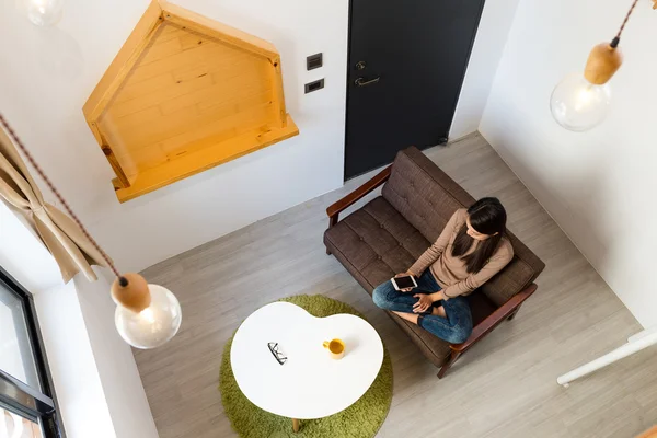 Mujer asiática usando teléfono celular en casa — Foto de Stock