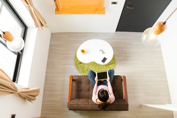 Mujer asiática usando tableta pc en casa — Foto de Stock