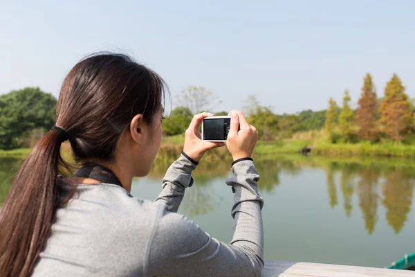 Mujer tomando fotos por cámara digital —  Fotos de Stock