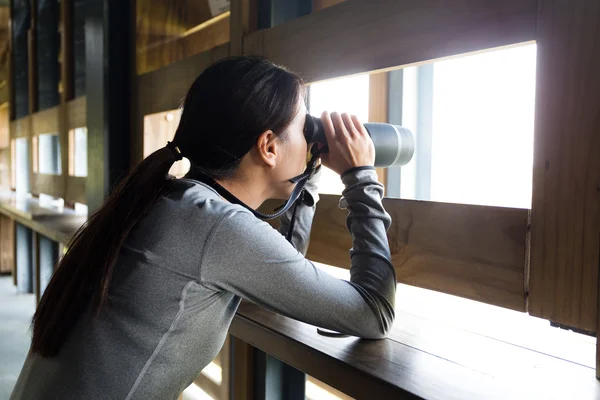 Asiatin mit Fernglas zur Vogelbeobachtung — Stockfoto