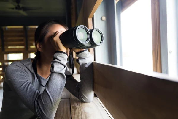 Asiatin mit Fernglas zur Vogelbeobachtung — Stockfoto