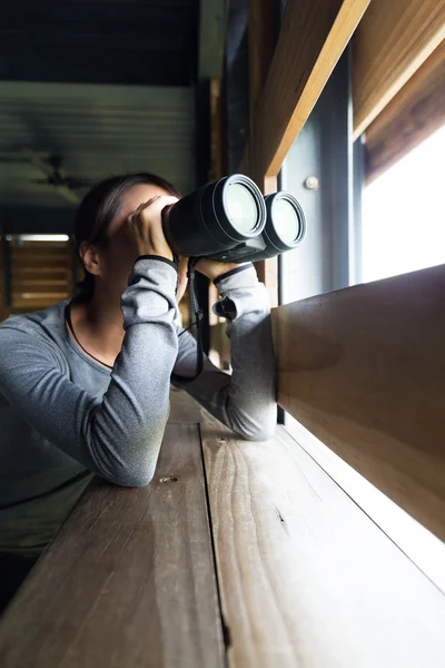 Asiatin mit Fernglas zur Vogelbeobachtung — Stockfoto