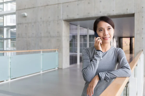 Aziatische vrouw praten met mobiele telefoon — Stockfoto