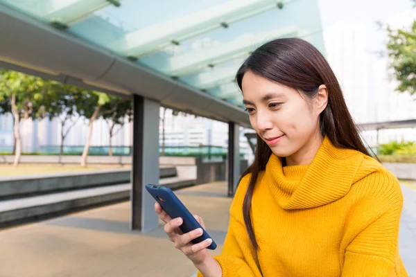 Mujer asiática usando teléfono móvil —  Fotos de Stock