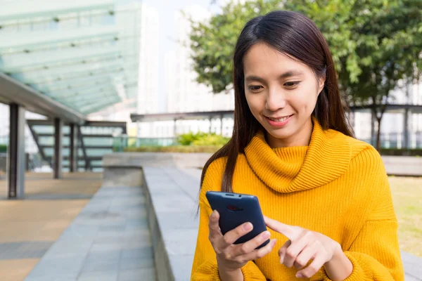 Cep telefonu kullanan Asyalı kadın. — Stok fotoğraf