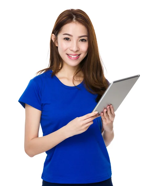 Азиатская девушка в голубой футболке — стоковое фото