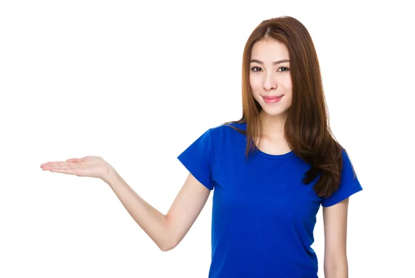 Asiático jovem mulher em azul t-shirt — Fotografia de Stock