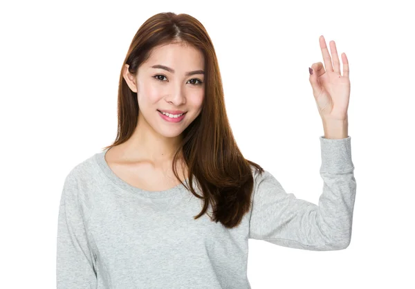 Asiatisk ung kvinde i grå sweater - Stock-foto