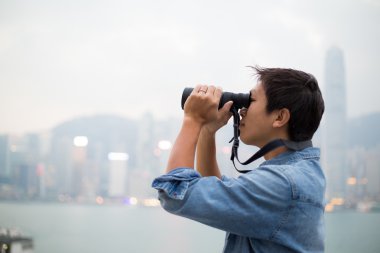 Yine de Hong Kong Binoküler görünen adam