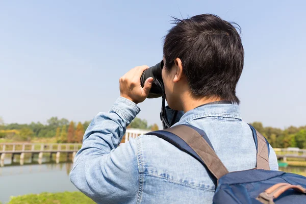 Young Man use of the binocular — Stock Photo, Image