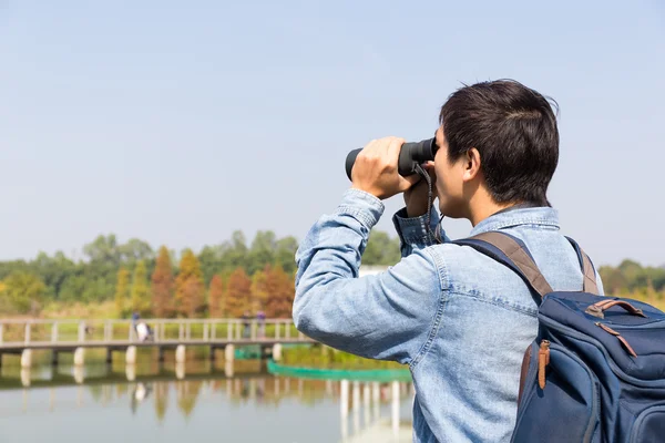 Jovem Uso do binocular — Fotografia de Stock