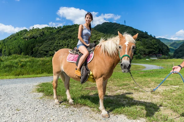 Asiatique femme équitation un cheval — Photo