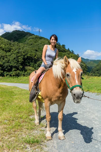 Asiatique femme équitation un cheval — Photo