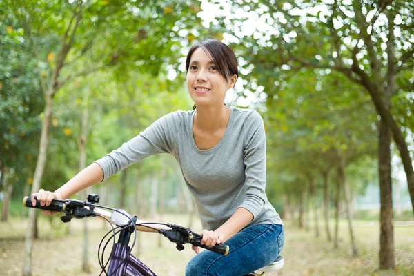 Mulher gosta de andar de bicicleta — Fotografia de Stock