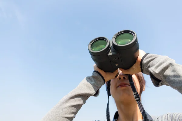 Mujer mirando a través de prismáticos al aire libre —  Fotos de Stock