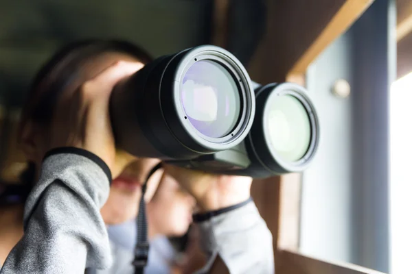 Asiatico donna utilizzando binocolo per birdwatching — Foto Stock