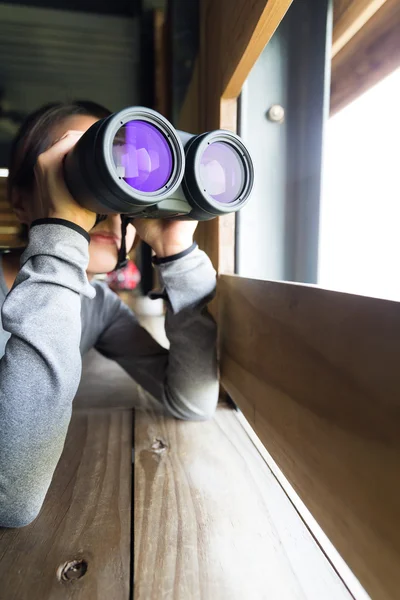 亚洲女人使用双筒望远镜观鸟 — 图库照片