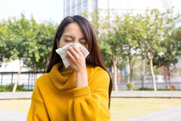 Asiatico giovane donna soffiaggio naso — Foto Stock