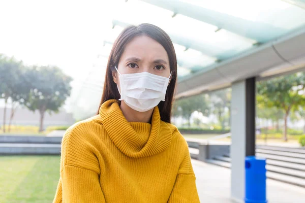 Aziatische vrouw dragen gezichtsmasker — Stockfoto