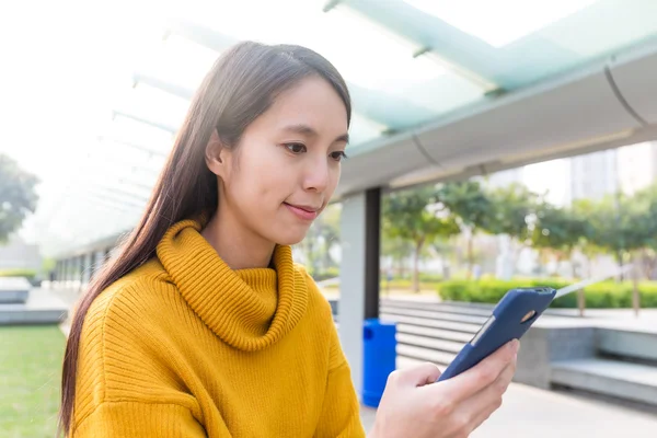 Asiatisk kvinna som använder mobiltelefon — Stockfoto