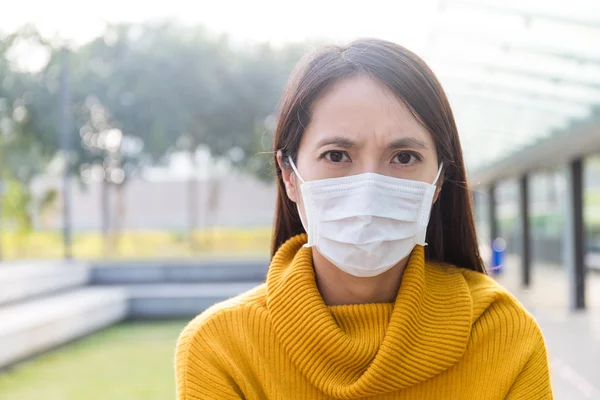 Aziatische vrouw dragen gezichtsmasker — Stockfoto