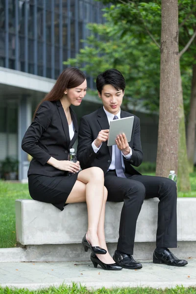 Mujer de negocios y hombre de negocios utilizando tableta digital — Foto de Stock