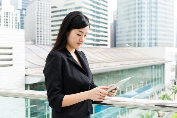 Jeune femme d'affaires asiatique en costume d'affaires — Photo