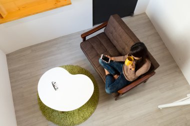 hareket eden telefon ve çay içmek kullanan kadın