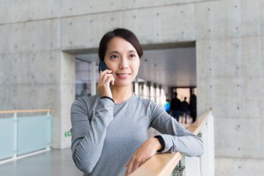 Genç kadın konuşmak doğru hareket eden telefon