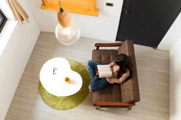 Mujer leyendo libro en casa — Foto de Stock