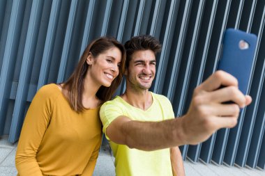 Çift cep telefonu selfie ayırdığınız için kullanın