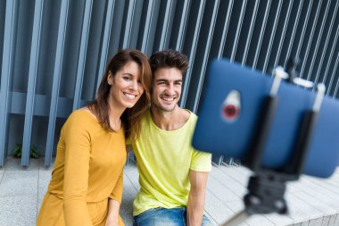 Çift selfie sopa kullanmak