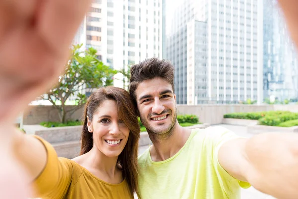 Jeune couple prenant selfie — Photo