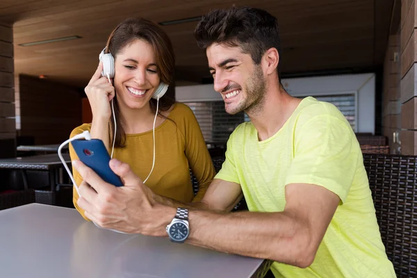 Frau hört Song per Handy — Stockfoto