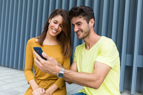 Paar benutzt Handy im Freien — Stockfoto