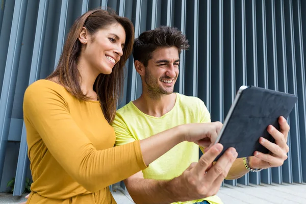 Paar nutzt digitales Tablet im Freien — Stockfoto