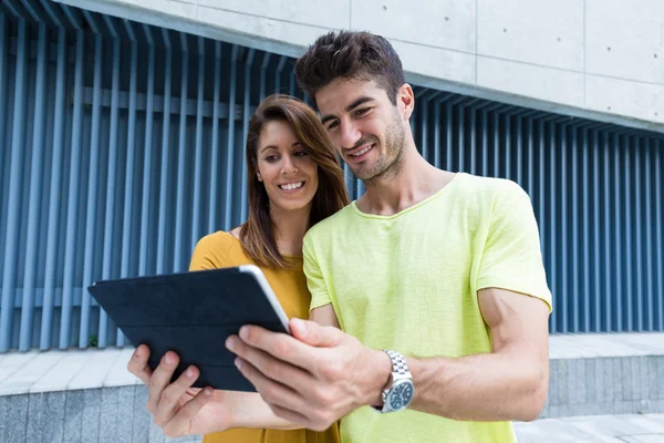 Casal usando tablet digital ao ar livre — Fotografia de Stock