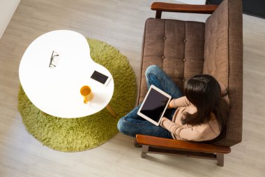 kadın evde dijital tablet PC'yi kullanma