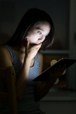 Tablet vasıl bakıldığında kadın duygu şok