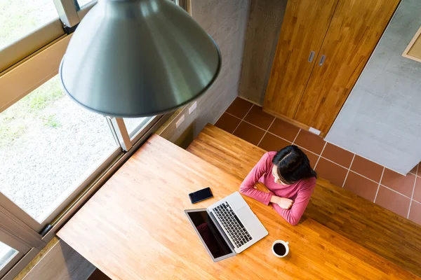 Vrouw met behulp van zakboekje computer thuis — Stockfoto