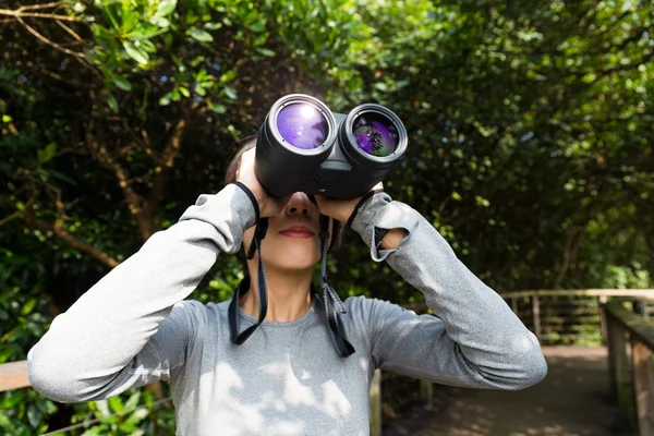 Mulher olhando embora o binocular — Fotografia de Stock