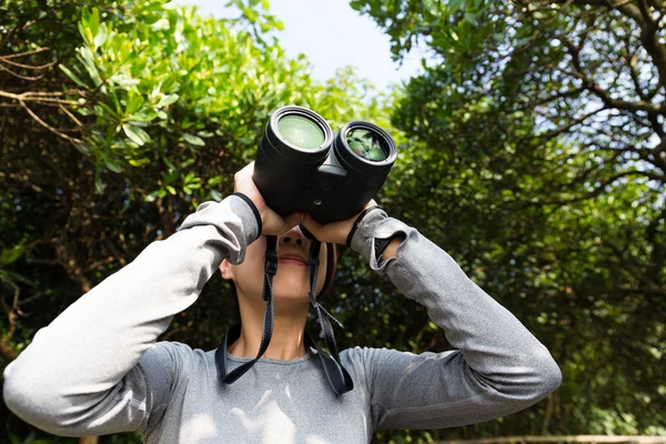 Kvinna som tittar men kikaren — Stockfoto