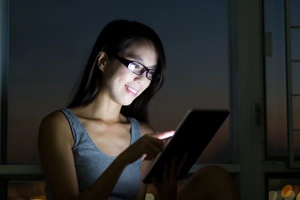 Mulher asiática usando tablet digital pc — Fotografia de Stock