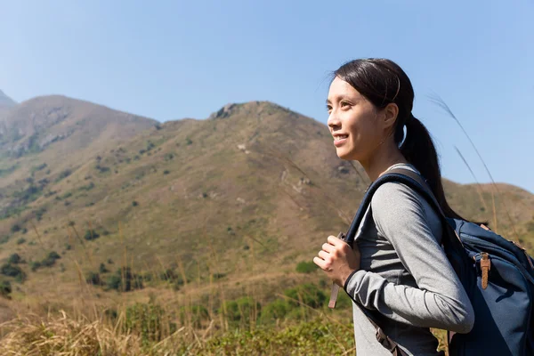 山の中のリュックを持つ女性ハイカーは — ストック写真